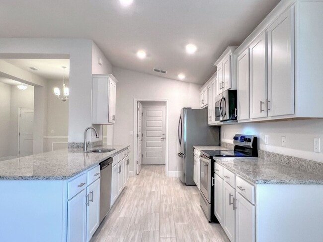 Photo - Beautiful 3-bedroom, 2-bath House in a Lake front community