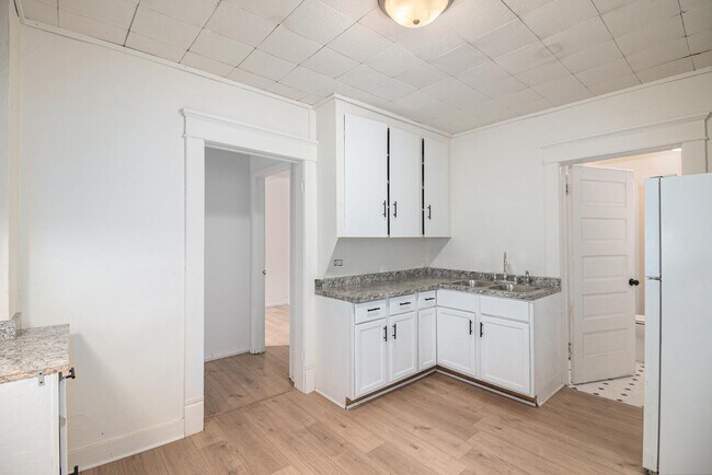 Photo - 811 Larned St