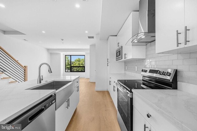 Photo - 2534 Elvans Rd SE
