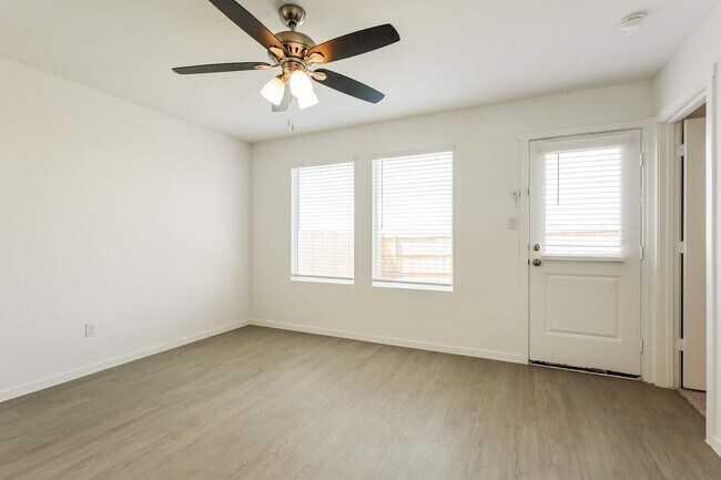 Photo - 3728 Axis Hl St