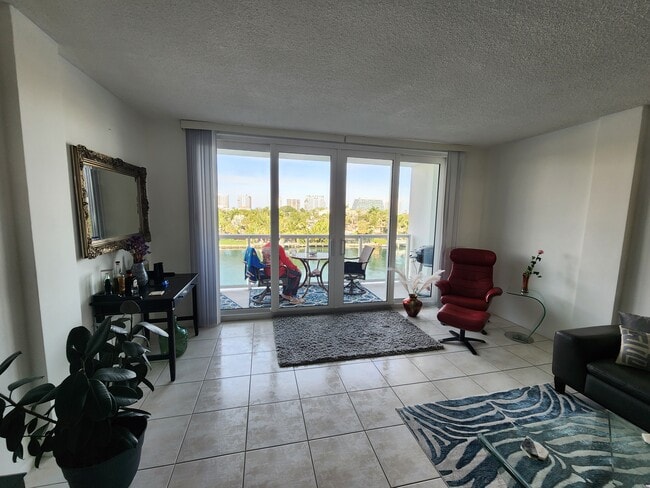 Photo - 9381 E Bay Harbor Dr Unidad # 504 N