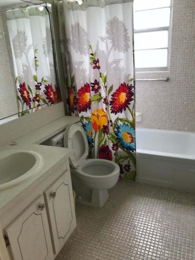 Photo - 229 Fanshaw F