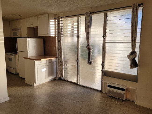 Photo - Great Location! Studio, 1 bath, 1 pkg w/Lanai. 300sqft unit . $1600