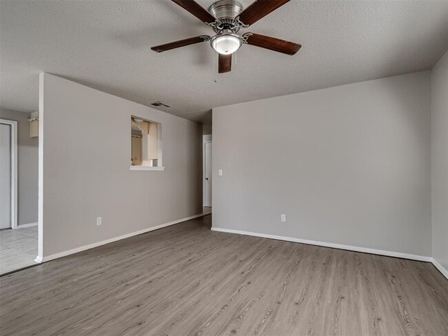 Photo - 1525 McGregor Dr