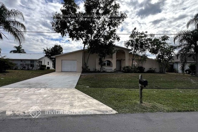 Building Photo - 832 SE Thornhill Dr