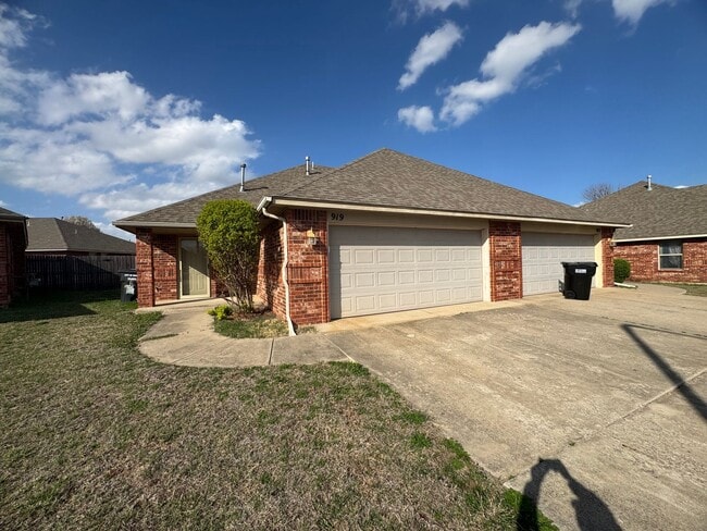 Building Photo - Great duplex for rent in Moore!
