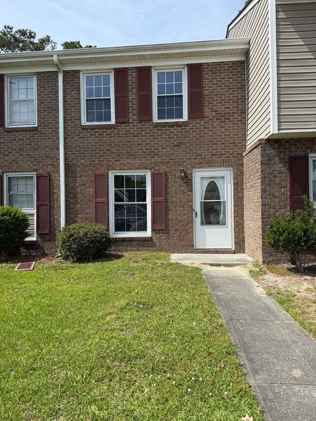 Building Photo - Nice 2 bedroom,  1.5 bath townhouse