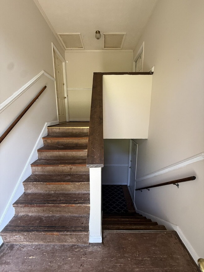 2 Bedroom 1 Bathroom Apartment in Madison Heights with off street parking.