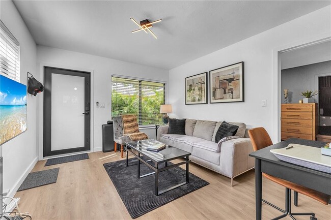 Building Photo - 754 NE 40th St Unit B