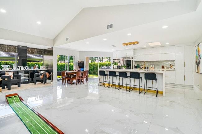 Photo - 154 Coventry Pl