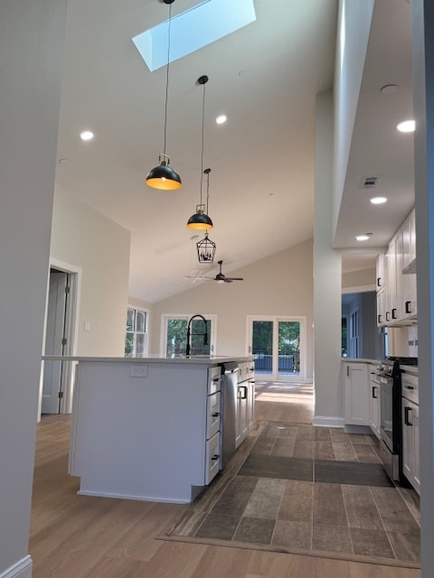 Vista lateral de la cocina principal compartida - 218 Elizabeth Ave Unidad Bedroom