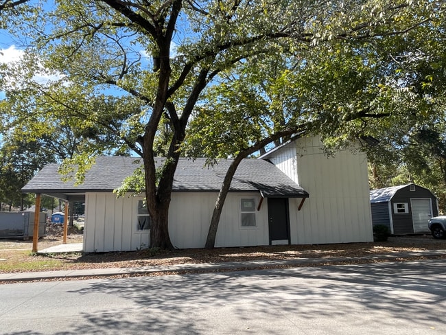 Building Photo - 1500 W Collin St Rental