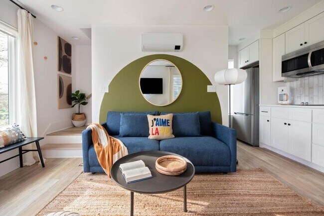 Photo - 542 Boulevard Pl NE