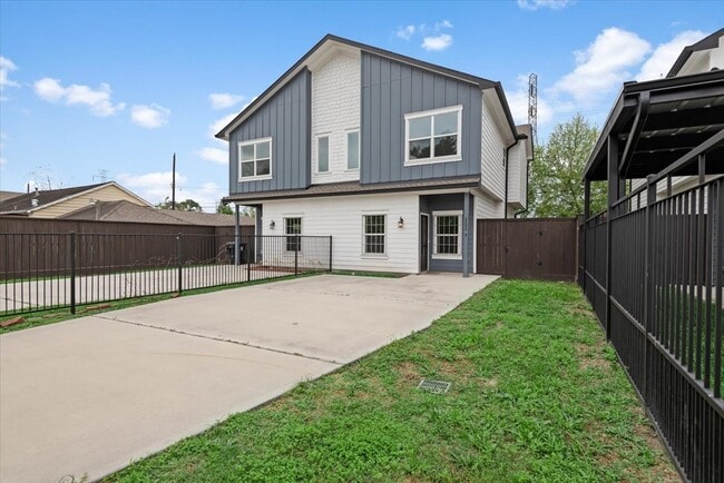 Building Photo - 2202 Lynnfield St