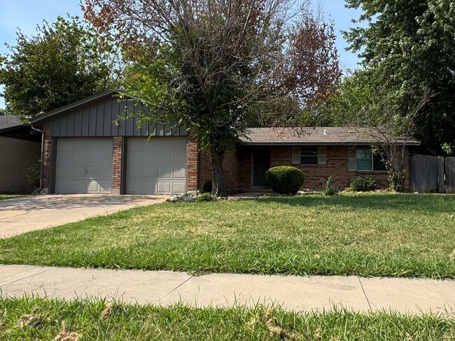 Building Photo - 3 bed 1 bath 2 car garage Rental