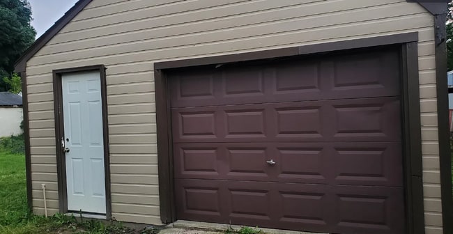 Building Photo - Charming 2-Bed Flint Home with In-Unit Laundry & Pet-Friendly Perks for $1300/mo!