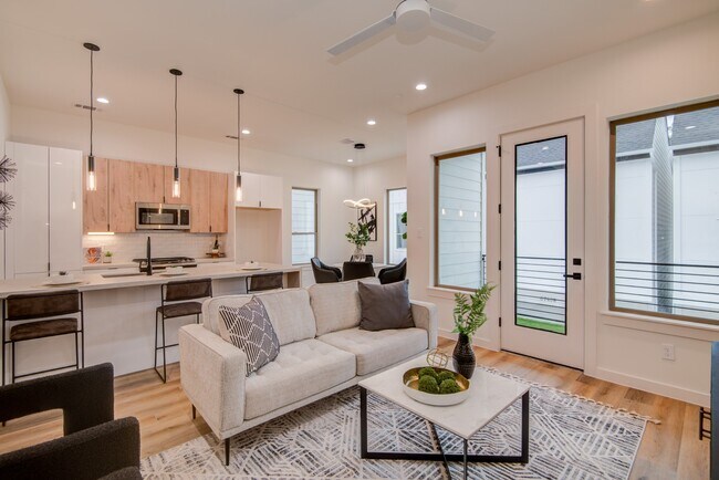 Photo - 6742 Peerless St