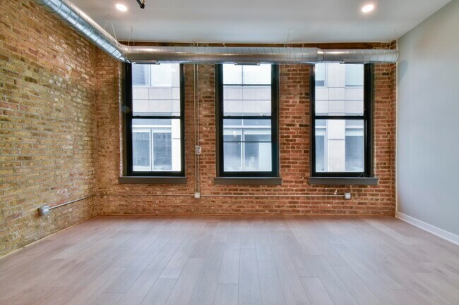 25 W Hubbard St