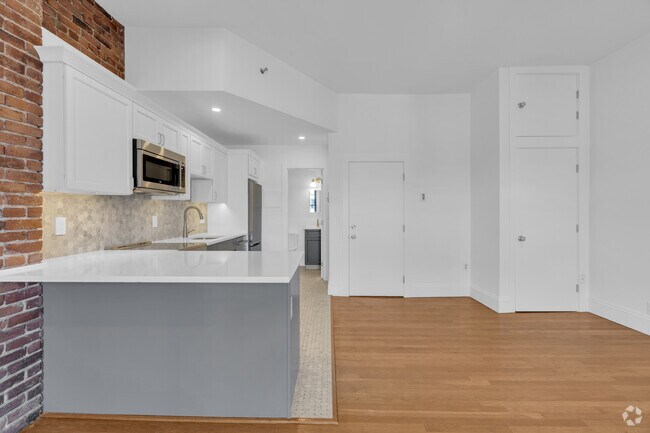 Building Photo - 389 Beacon St Unit 7 Rental