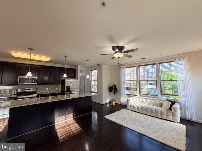 Photo - 13723 Neil Armstrong Ave Unidad 209