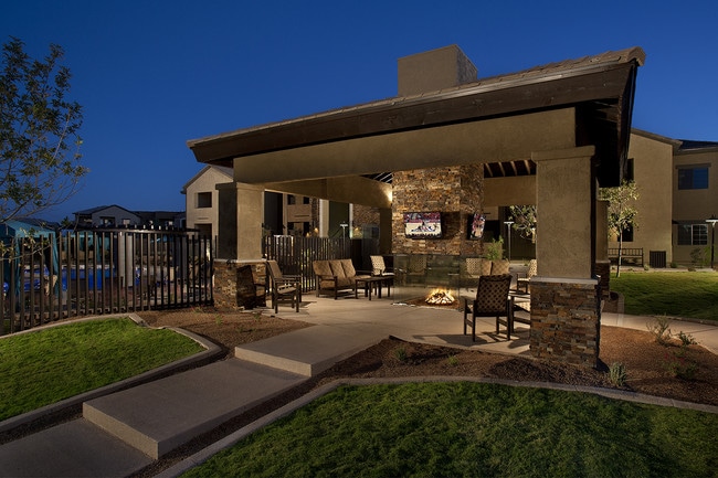 Building Photo - Encantada Dove Mountain Rental