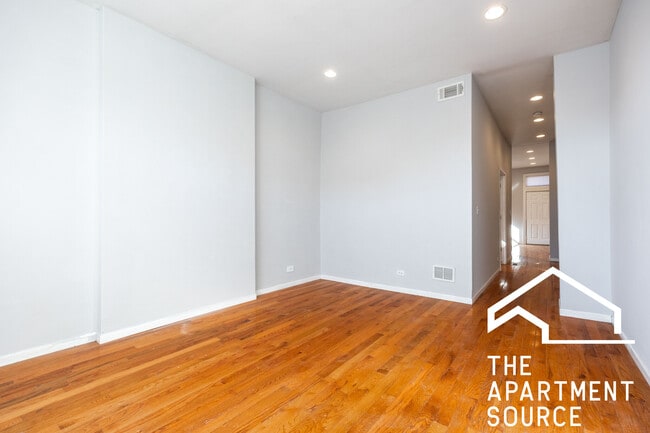 sala de estar - 2416 N Maplewood Ave