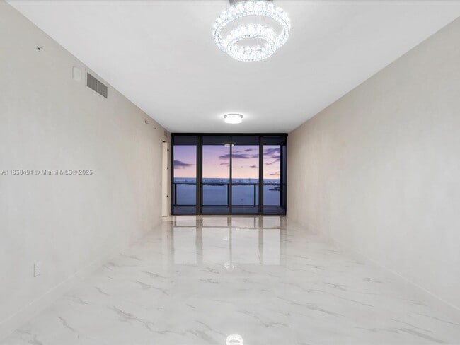 Photo - 700 NE 24th St Unidad 4906