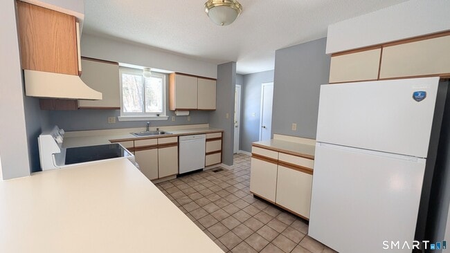 Photo - 69 Northwest Dr Unit APT 45