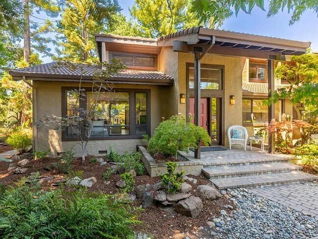 Photo - BRIGHT & AIRY HOME IN EXCLUSIVE ENCLAVE SPRAWLING, PRIVATE CULDESAC PROPERTY