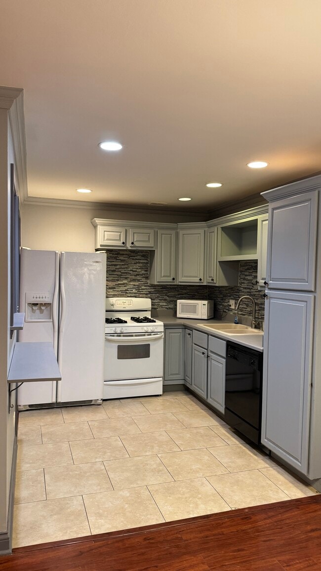 Building Photo - 9S060 Lake Dr Unit 102