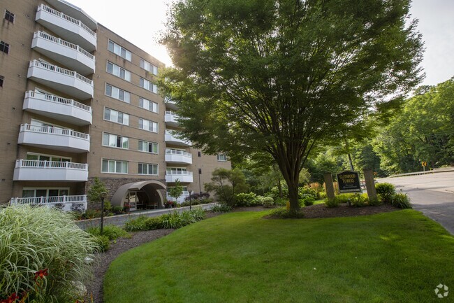 Main Entrance - Glenwood Towers Rental