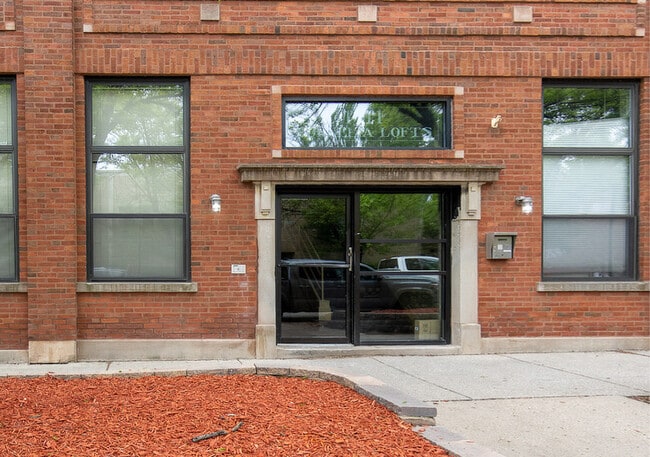 Building Photo - 1111 W Cornelia Ave