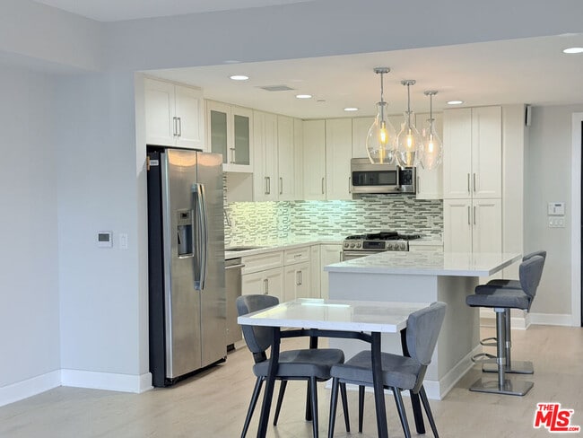 Photo - 5015 Balboa Blvd Unidad 201