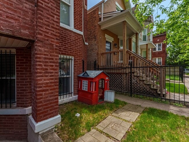 Photo - 555 N Lawler Ave
