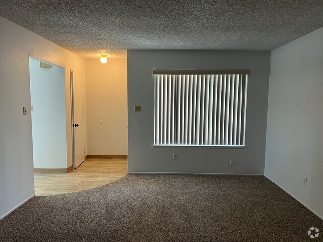 Building Photo - Available NOW! Cute Duplex in North Highla... Rental