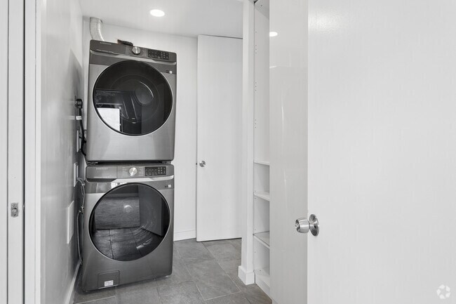 2BR, 2BA - 1,070SF - Laundry