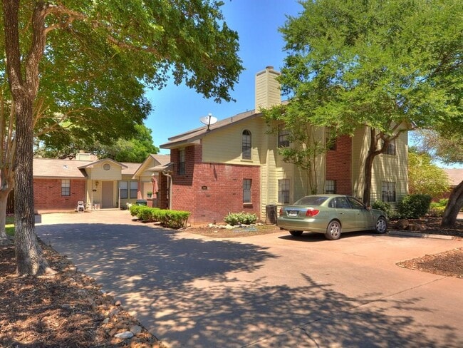 Building Photo - 9524 Woodvale Dr Rental