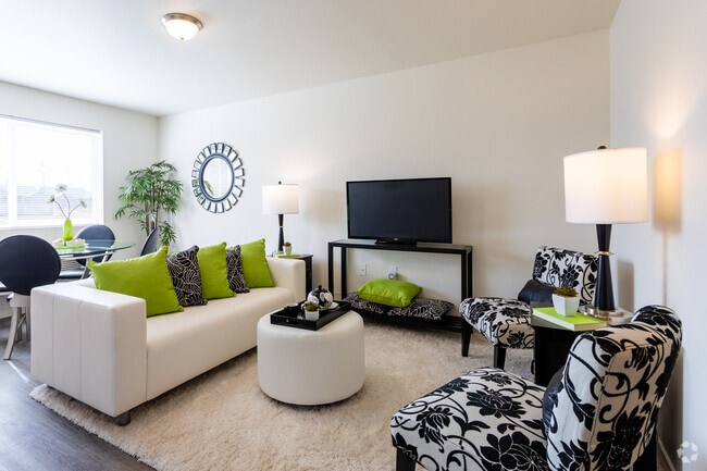 2BR, 2BA - 990 SF