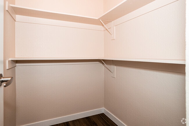 1BR, 1BA - 570SF