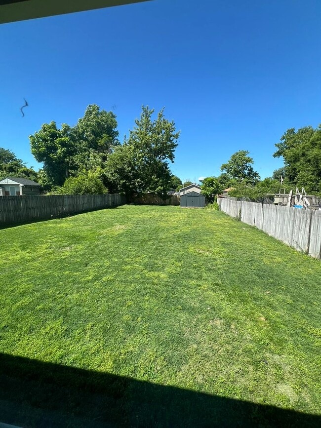 Photo - 3 bed 1 bath with huge backyard