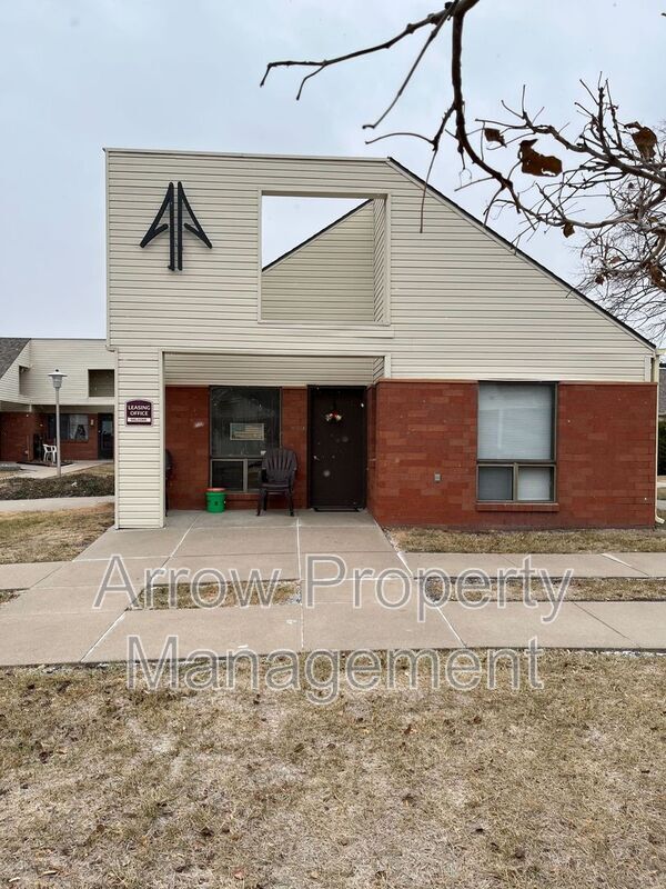 Building Photo - 11141 N 137th St Unit 33