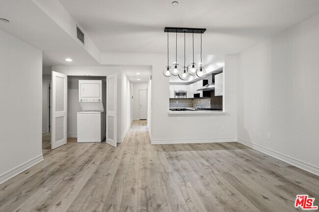 Photo - 107 Sweetzer Ave Unidad 201