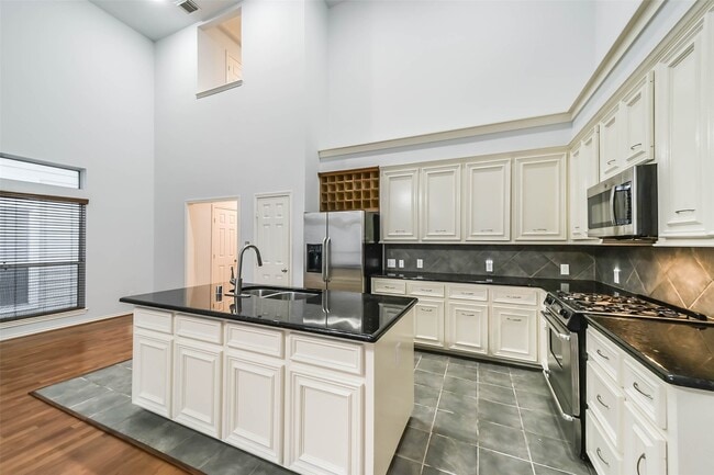 Photo - 1241 W 17th St