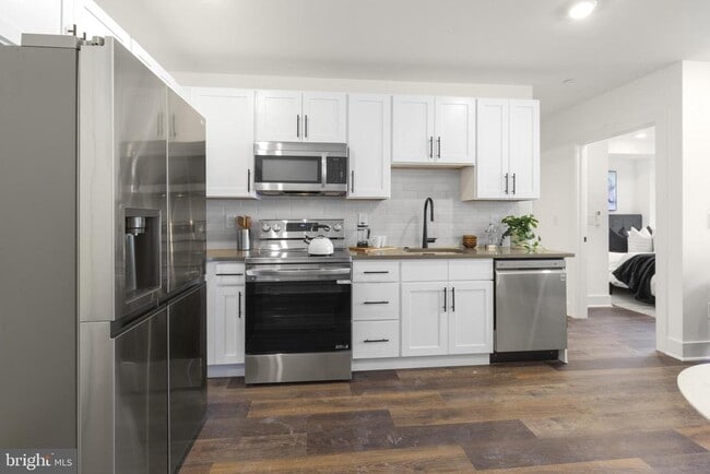 Building Photo - 7037 Ridge Ave Unit 103