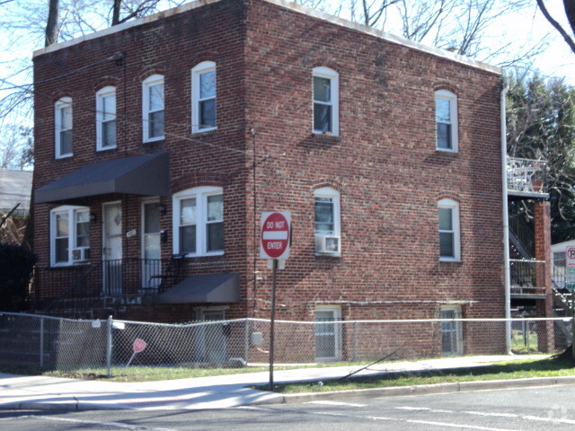 Building Photo - 4601 Blaine St NE Rental