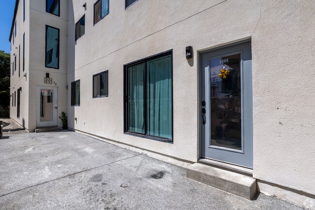 1530 W 37th St -- Housing near USC/Ktown