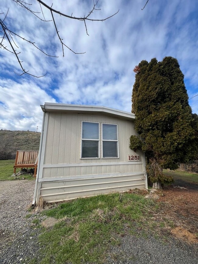 Building Photo - 2 bed 1.5 bath home with off-street parking