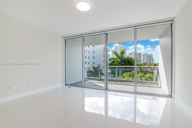 Photo - 2950 NE 188th St Unidad 142