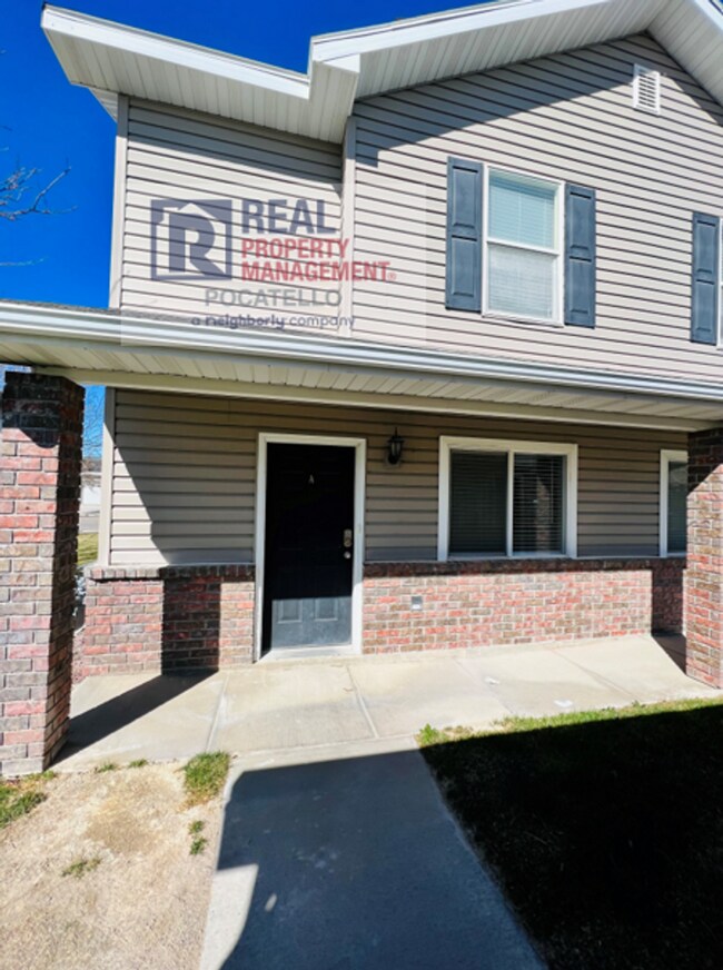 MOVE IN SPECIAL 2 bedroom 1.5 bath Townh... House House Rental in