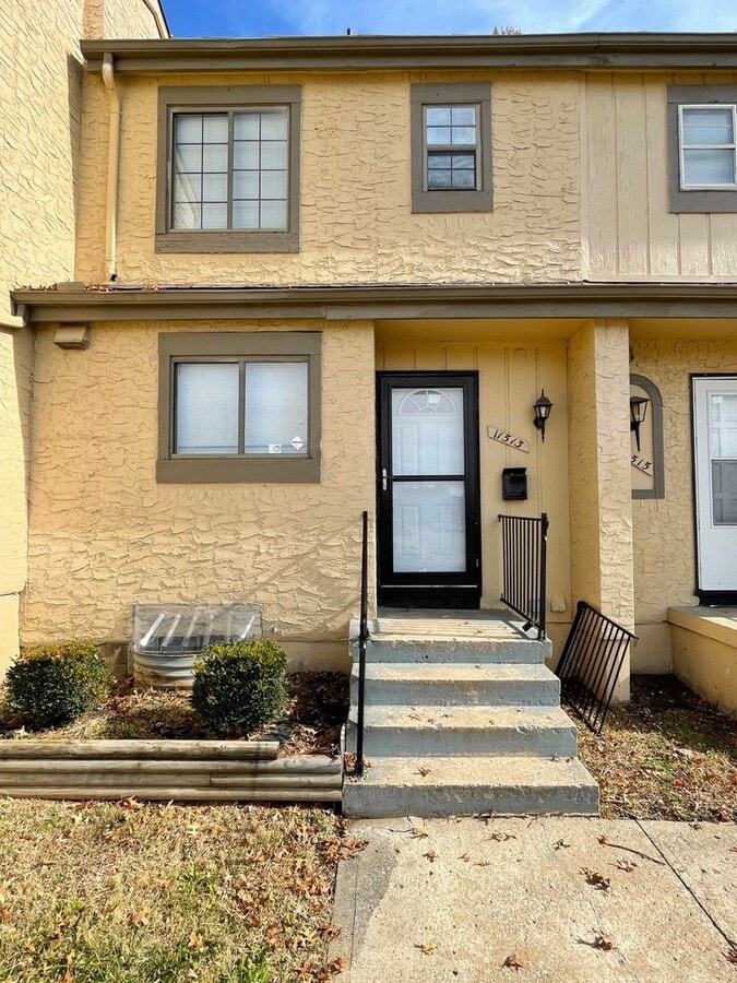 SPACIOUS TOWNHOME IN KANSAS CITY - SPACIOUS TOWNHOME IN KANSAS CITY